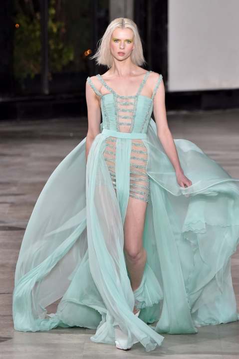 Galéria: A 2019-es párizsi couture divathét leglélegzetelállítóbb ruhái