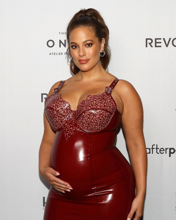 Galéria: Ashley Graham bíborvörös latex ruhában és nélkül