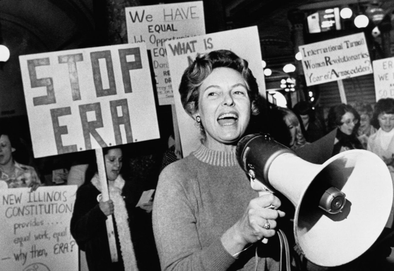 Galéria: Phyllis Schlafly, a vele szembenálló feministák, és az őket játszó színészek