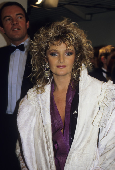 Galéria: Aki nők millióira volt hatással: Bonnie Tyler 7 ikonikus 80-as évekbeli stíluspillanata, amit sosem felejtünk el