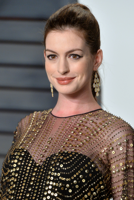 Galéria: Elállt a lélegzetünk Anne Hathaway kismama szettjétől az Oscar afterparty-n