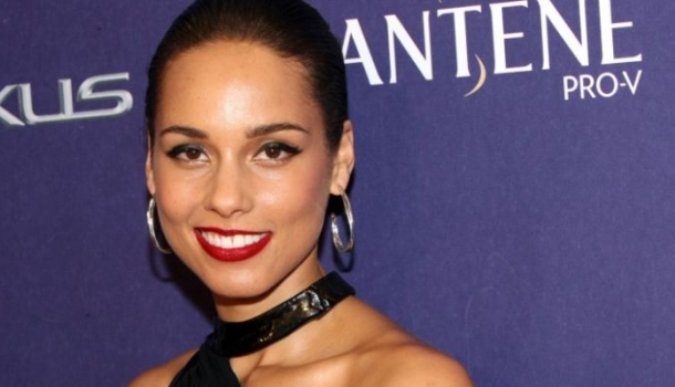 Borítókép: Büszkeség: Magyar fotós készíthette Alicia Keys friss #nomakeup címlapfotóját