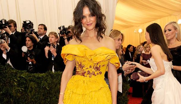 Borítókép: Katie Holmes citromsárgát választott a vörös szőnyegre