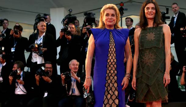 Borítókép: Stílusikon a javából: Catherine Deneuve lányával tündökölt