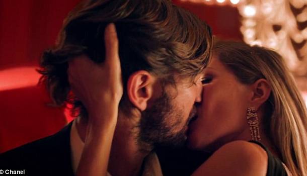 Borítókép: Premier: Gisele Bündchen a Chanel No5 kampányában
