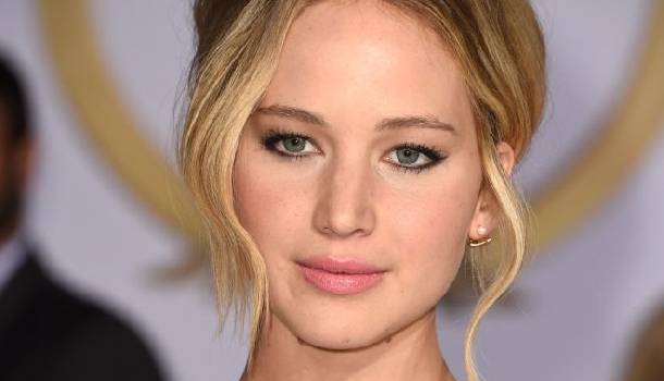 Borítókép: Jennifer Lawrence bájos habcsók ruhája