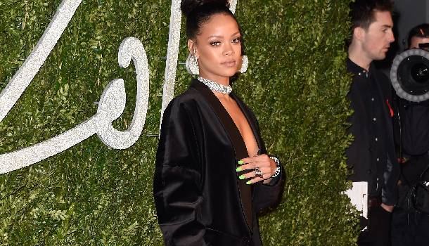 Borítókép: Rihanna: Egy szmokingkabát és más semmi