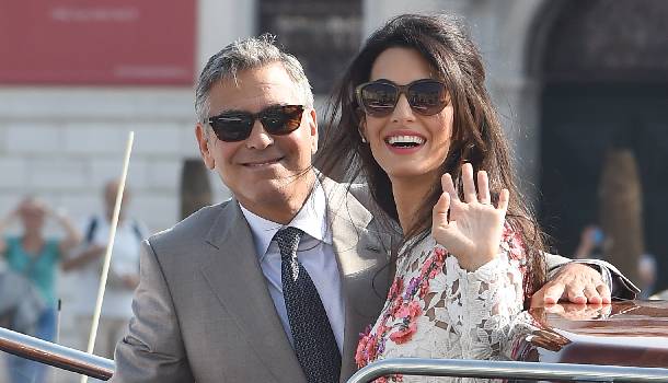 Borítókép: Amal Clooney is a 70-es évek trendjében