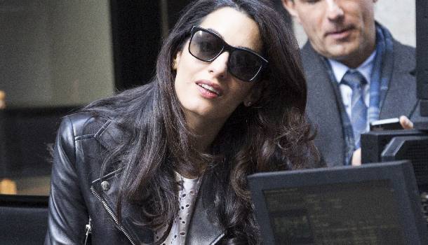 Borítókép: Amal Clooney meglepő cipőválasztással sokkolt
