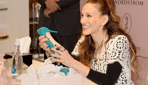 Borítókép: Sarah Jessica Parker gyönyörű esküvői cipőket tervezett - FOTÓK