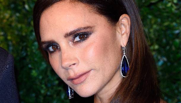 Borítókép: Bréking: Victoria Beckham színes ruhában