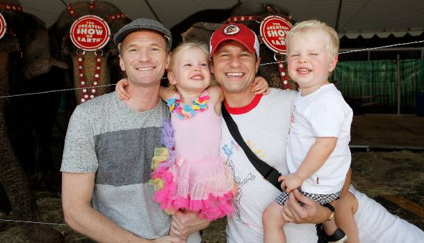 Borítókép: Álomapukák: Neil Patrick Harris menő születésnapi tortát készített az ikreknek