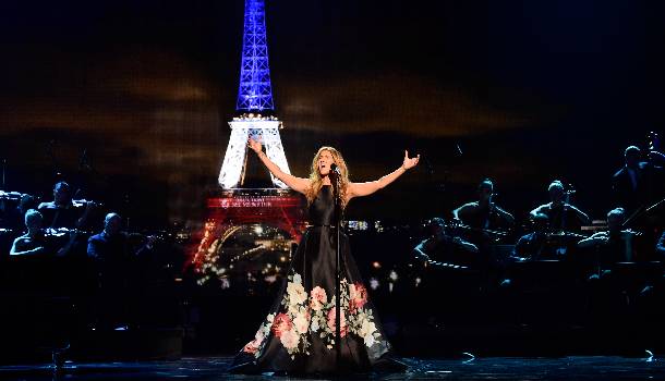 Borítókép: Könnyek a díjátadón: Celine Dion a párizsi terrortámadások áldozataiért énekelt