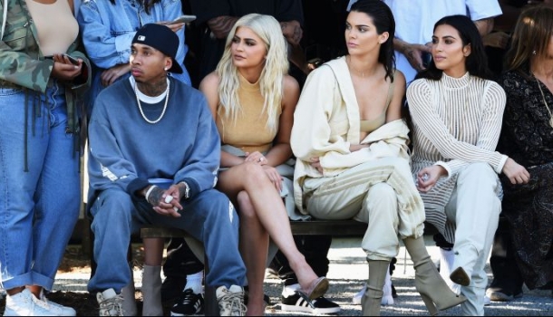 Borítókép: Balhés bemutató: Kiakadtak a modellek Kanye West botrányosan viselhetetlen magassarkúin