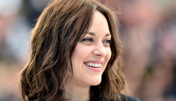 Borítókép: Luxusbaby: Marion Cotillard talpig Diorban mutatta meg a nagyvilágnak kisbabáját