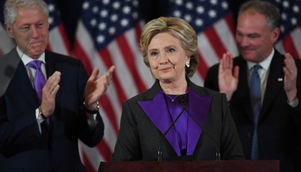 Borítókép: Ez az oka, hogy Hillary Clinton lilát viselt, mikor elismerte Trump győzelmét