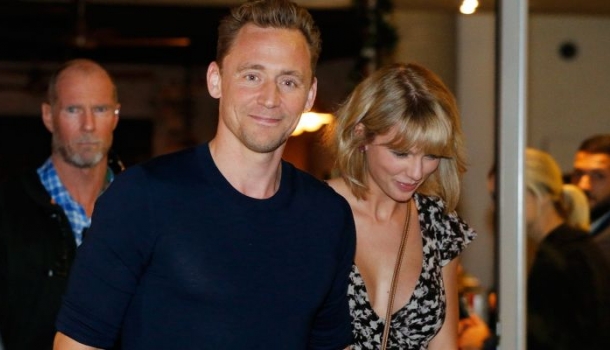 Borítókép: Új barátnő a láthatáron? Tom Hiddlestont egy Taylor Swift hasonmással kapták le a paparazzik - FOTÓK