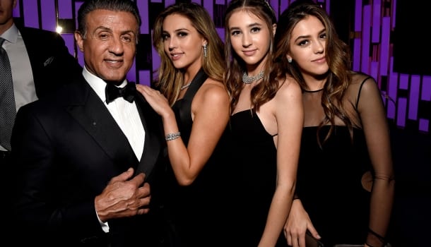 Borítókép: Hoppá! Sylvester Stallone gyönyörű lányai, Sophia és Sistine a Dolce & Gabbana kifutóján - FOTÓK