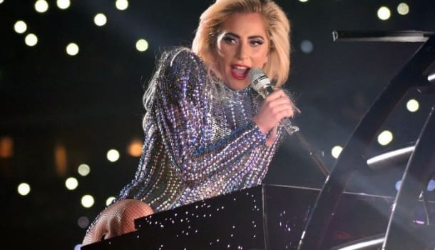 Borítókép: Csúnya sztori: Miközben Lady Gaga exvőlegénye ott szurkolt neki a Super Bowl-on, addig új szerelme a színpad mögött várta - FOTÓK 