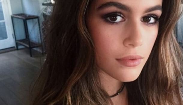 Borítókép: Azok a gének... Cindy Crawford 15 éves lányának végtelenül hosszú lábait nem tudjuk feldolgozni