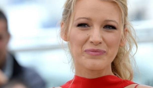 Borítókép: Veled történt már ilyen? Blake Lively még saját magát is kinevette nyári szépségbakija miatt