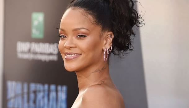 Borítókép: Elvitte a showt! Rihanna rózsaszín ruhája annyira furcsa, hogy már jó