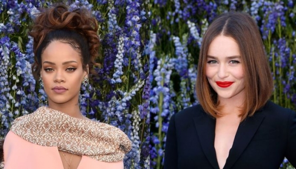 Borítókép: Ízléstelen ruhának tartják, mégis Rihanna és Emilia Clarke is magára húzta a Prada flamingós kreációját - De kinek állt jobban?