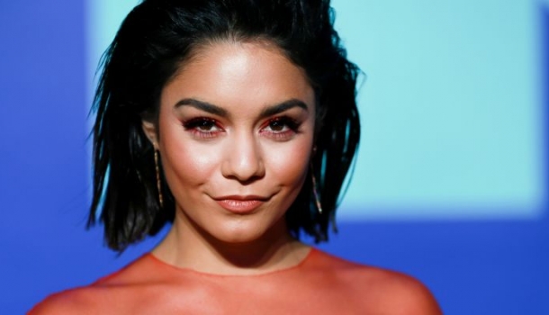 Borítókép: Vanessa Hudgens vörös szőnyeges ruháját nem képesek feldolgozni az emberek – Te mit gondolsz róla?
