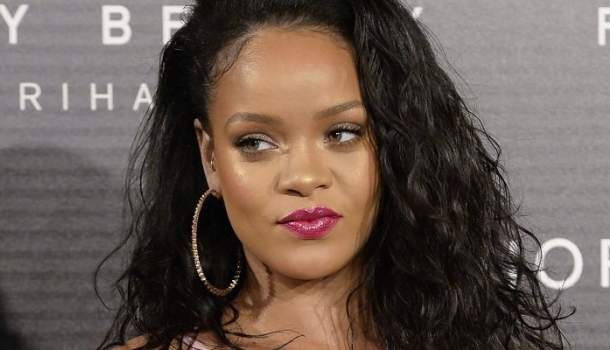 Borítókép: Megtette! Rihanna felvette azt a cipőt, ami épeszű embernek soha nem jutna eszébe