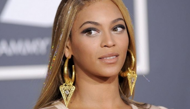 Borítókép: Beyoncé anyukája csak egy cuki gyerekkori fotót posztolt a díváról, de a rajongók valami nagyon furcsát vettek észre rajta