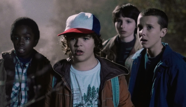 Borítókép: A Stranger Things főszereplője rengeteget változott egy év alatt: hosszú hajjal jelent meg a vörös szőnyegen