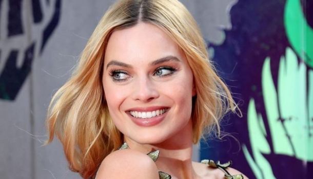 Borítókép: Margot Robbie még Harley Quinn-nél is őrültebb az új filmjében – VIDEÓ