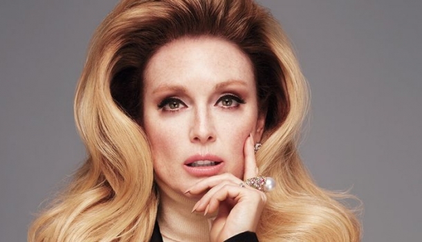 Borítókép: Te is a tökéletes szempillaspirált keresed? Julianne Moore 20 éve ugyanarra a termékre esküszik, és most el is árulta, melyik az