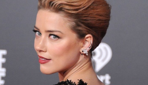 Borítókép: Mit veszítettél, Johnny Depp? Amber Heard hosszú idő után végre újra megmutatta a vörös szőnyegen, hogy igazi bombanő