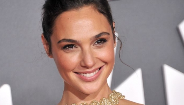 Borítókép: Imádjuk ezt a nőt! Gal Gadot igazi Wonder Womanhez méltó estélyiben érkezett Az igazság ligája premierjére