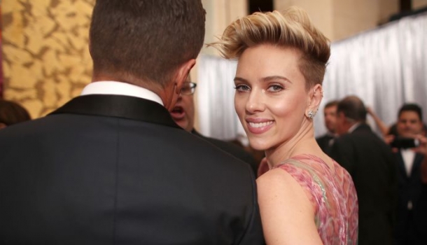 Borítókép: Itt az első csók! Először kapták lencsevégre Scarlett Johanssont sármos szerelmével - FOTÓK