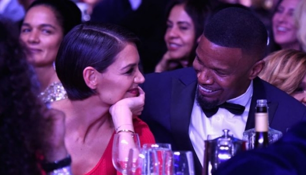 Borítókép: Hivatalosan is együtt jelent meg Katie Holmes és Jamie Foxx, a színésznő vadiúj frizurája pedig nagyon merész!