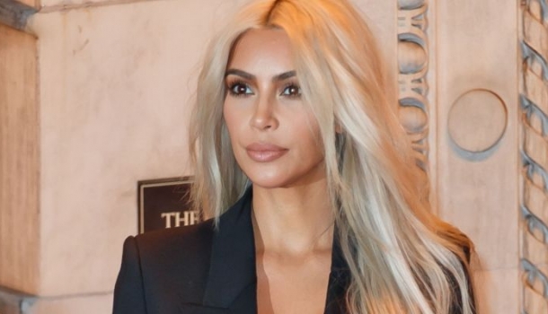 Borítókép: Itt a vég! Kim Kardashian a világ legcsúnyább cipőjét próbálja divatba hozni