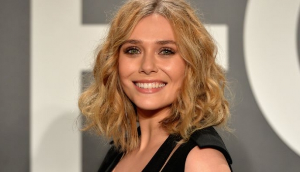 Borítókép: Elizabeth Olsen vörös szőnyeges ruháját nem képesek feldolgozni az emberek – Te mit gondolsz róla?