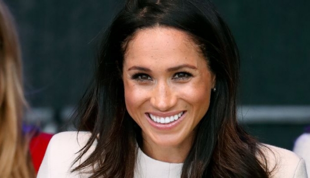 Borítókép: Nem sokon múlott! Meghan hercegné majdnem elesett a kamerák előtt - VIDEÓ