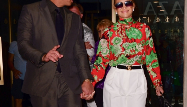 Borítókép: Olvadozás: Jennifer Lopez szerelmének szerenádozott