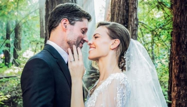 Borítókép: Hilary Swank titkos esküvőjén két káprázatos tervezői ruhát is viselt: Elie Saab Couture-t és Diort