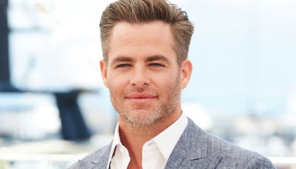 Borítókép: A különös ok, amért Chris Pine még mindig kagylótelefont használ