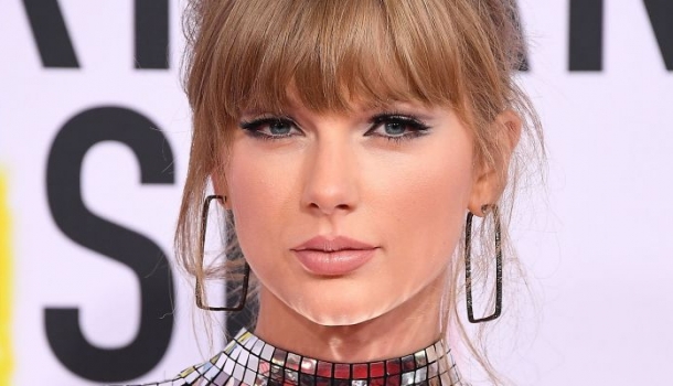 Borítókép: Taylor Swift ruhája olyan, mintha a jövőből hozta volna magával a vörös szőnyegre