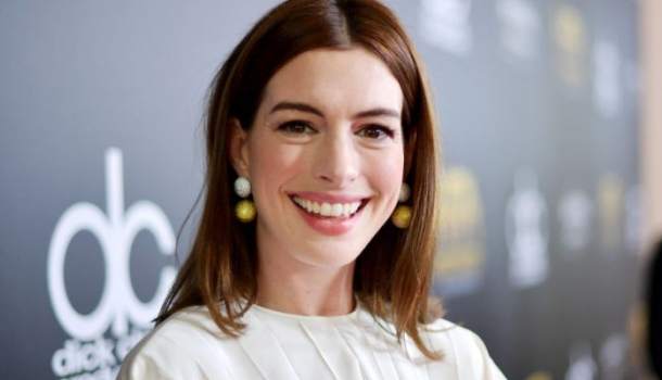 Borítókép: Vörös hajra váltott Anne Hathaway