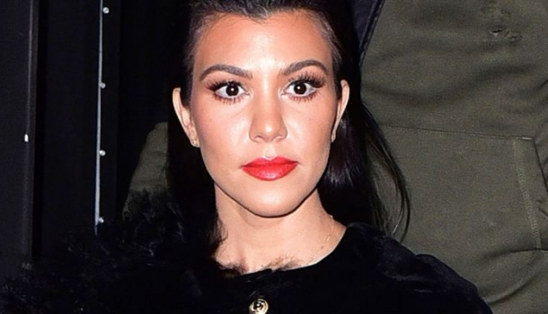 Borítókép: Meg is van a 2019-es év első furcsa trendje: Kourtney Kardashian például így viseli!