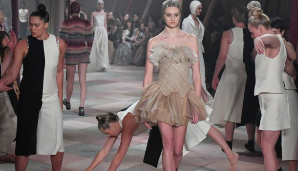 Borítókép: Ilyen ez a Dior Couture: Párizs egy estére cirkusszá változott!