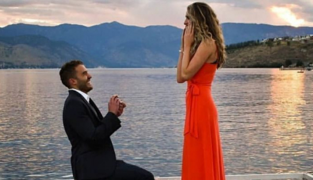 Borítókép: Úgy sejted, most megkéri a kezed? Ilyenre lakkozd a körmöd!