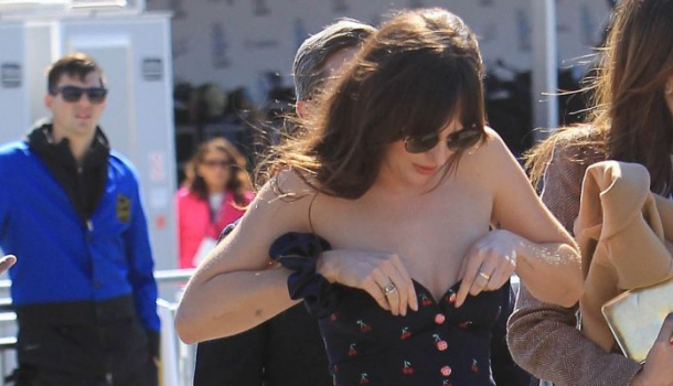 Borítókép: Dakota Johnson ruhája szabadjára akarta engedni a színésznő melleit