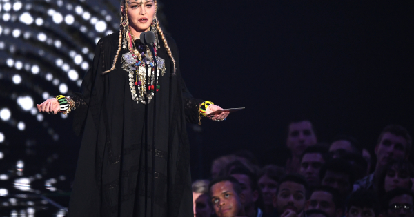 Borítókép: Madonna ez alkalommal túl messzire ment